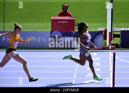 Paris, Frankreich. August 2024; Olympische Spiele in Paris, Stade de France, Paris, Frankreich, Tag 13; Leichtathletik, Frauen 4x100 m Staffelvorläufe, Sha'Carri Richardson gewinnt das Rennen für Team USA Credit: Action Plus Sports Images/Alamy Live News Stockfoto