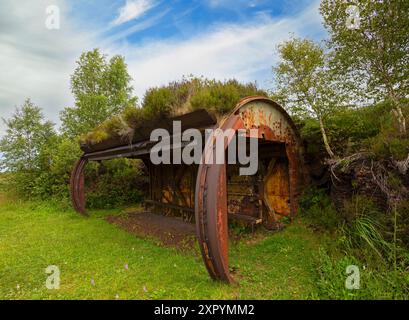 The Burrow Shelter eine Skulptur von Caelen Bristow im Lough Boora Discovery Park im County Offaly, Irland. Stockfoto