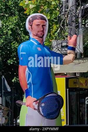 Weltberühmter Tennisspieler, serbischer Pride Novak Djokovic als Tube man Grüße aus Kavadarci. Schwenkende Hand. Stockfoto