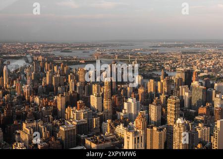 Malerischer Blick auf die Architektur von Lower Manhattan, New York City, tagsüber. Panorama Downtown Foto von einem Hubschrauber bei Sonnenuntergang. Stadtlandschaft mit modernen Bürogebäuden und historischen Wolkenkratzern Stockfoto