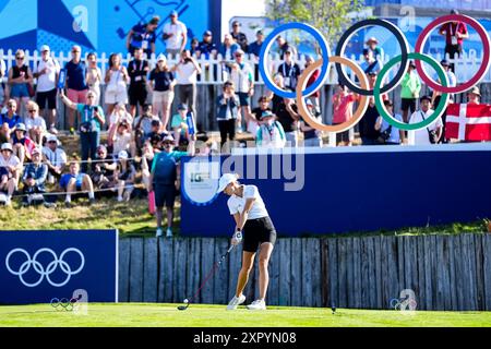 PARIS, FRANKREICH - 8. AUGUST: Alexandra Forsterling vom Team Germany tritt am 13. Tag der Golf - Olympischen Spiele Paris 2024 im Le Golf National am 8. August 2024 in Paris an. (Foto: Agentur Rene Nijhuis/BSR) Stockfoto