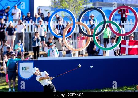 PARIS, FRANKREICH - 8. AUGUST: Alexandra Forsterling vom Team Germany tritt am 13. Tag der Golf - Olympischen Spiele Paris 2024 im Le Golf National am 8. August 2024 in Paris an. (Foto: Agentur Rene Nijhuis/BSR) Stockfoto