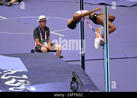 August 2024; Olympische Spiele in Paris, Stade de France, Paris, Frankreich, Tag 13; Athletics, Womens Heptathalon High Jump, THIAM Nafissatou von Belgien räumt die Messlatte ein Stockfoto