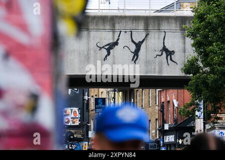 Brick Lane, London, Großbritannien. August 2024. Banksy-Kunst mit Tiermotiven erscheint in London. Affen auf einer Brücke in der Brick Lane. Quelle: Matthew Chattle/Alamy Live News Stockfoto