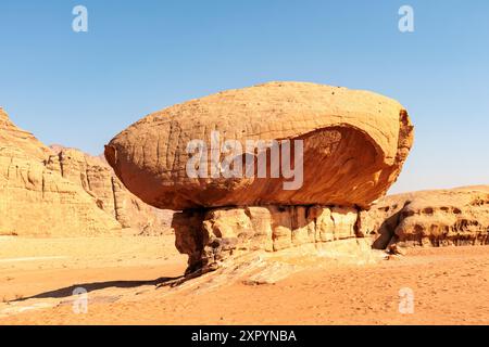 Der legendäre Mushroom Rock in der Wüste Wadi Rum in Jordanien Stockfoto