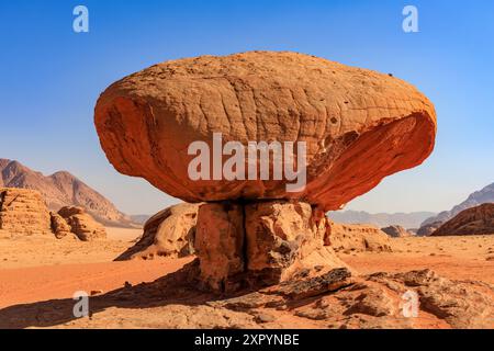 Der legendäre Mushroom Rock in der Wüste Wadi Rum in Jordanien Stockfoto