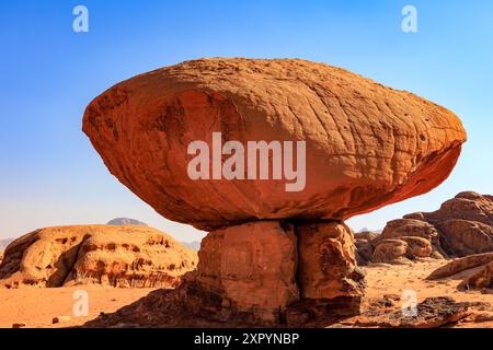 Der legendäre Mushroom Rock in der Wüste Wadi Rum in Jordanien Stockfoto