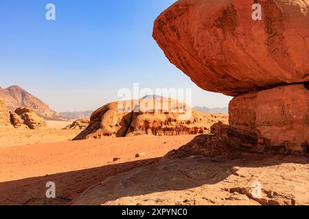 Der legendäre Mushroom Rock in der Wüste Wadi Rum in Jordanien Stockfoto