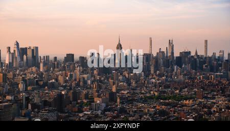 New York City Aerial Aerial City City City mit atemberaubenden Wahrzeichen Manhattans, Wolkenkratzern und Wohngebäuden am Abend. Großer Weitwinkel-Panoramablick über den Hubschrauber auf ein beliebtes Reiseziel Stockfoto