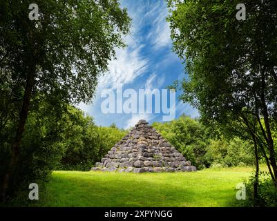 Die Boora Pyramid von Eileen MacDonagh und Marc Wouters, im Bord na Mona's Lough Boora Discovery Park im County Offaly, Irland. Stockfoto