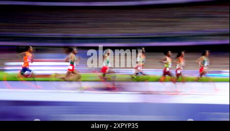 Ein allgemeiner Überblick über das 5000-m-Finale der Frauen im Stade de France am zehnten Tag der Olympischen Spiele 2024 in Frankreich. Bilddatum: Montag, 5. August 2024. Stockfoto