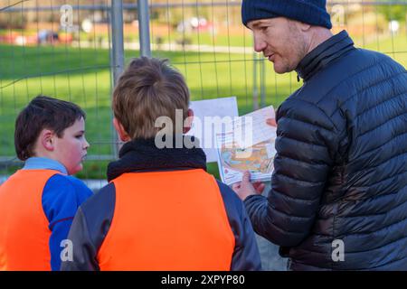 Grundschulkinder auf Orientierungskurs im Park. Stockfoto