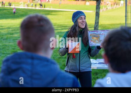 Grundschulkinder auf Orientierungskurs im Park. Stockfoto