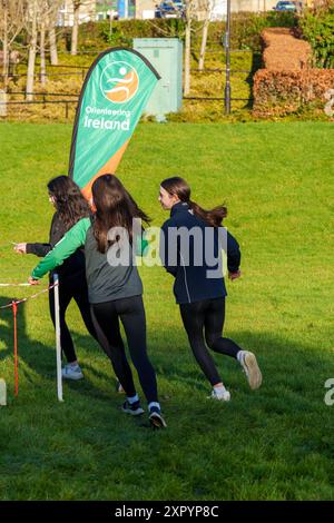 Grundschulkinder auf Orientierungskurs im Park. Stockfoto