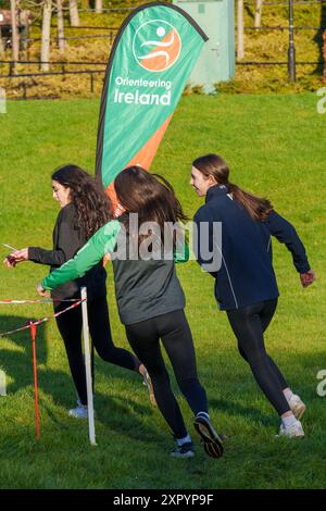 Grundschulkinder auf Orientierungskurs im Park. Stockfoto