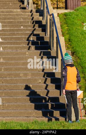 Grundschulkinder auf Orientierungskurs im Park. Stockfoto