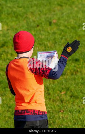 Grundschulkinder auf Orientierungskurs im Park. Stockfoto