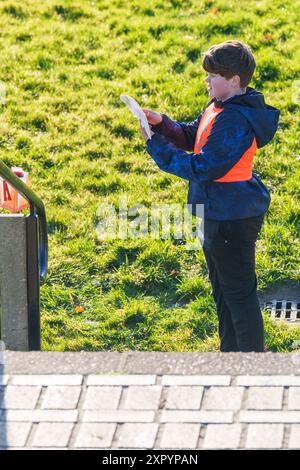 Grundschulkinder auf Orientierungskurs im Park. Stockfoto