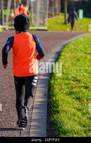 Grundschulkinder auf Orientierungskurs im Park. Stockfoto