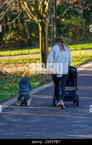 Grundschulkinder auf Orientierungskurs im Park. Stockfoto