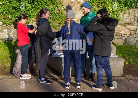 Grundschulkinder auf Orientierungskurs im Park. Stockfoto