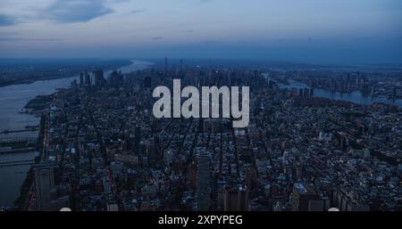 New York City Aerial Aerial City City City mit atemberaubenden Wahrzeichen Manhattans, Wolkenkratzern und Wohngebäuden am Abend. Großer Weitwinkel-Panoramablick über den Hubschrauber auf ein beliebtes Reiseziel Stockfoto