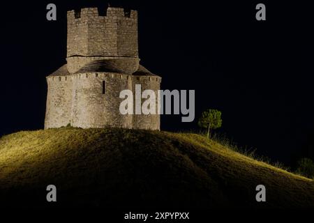 Nin, Kroatien, 24. Juli 2024: Alte kleine Steinkirche St. Nikolaus auf dem Hügel Stockfoto