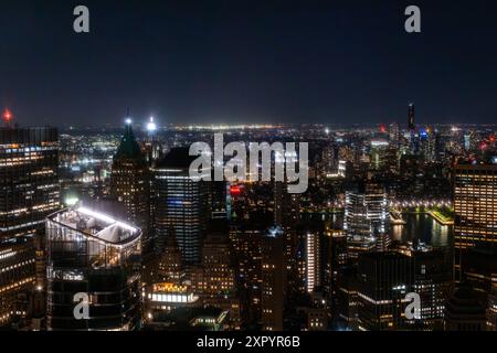 New York City Aerial Night City City mit atemberaubenden Wahrzeichen Manhattans, Wolkenkratzern und Wohngebäuden. Weitwinkelpanorama-Hubschrauberblick auf ein beliebtes Reiseziel Stockfoto