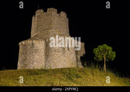 Nin, Kroatien, 24. Juli 2024: Malerische alte Kirche St. Nikolaus aus aus dem 11. Jahrhundert auf der Spitze des kleinen Hügels. Stockfoto