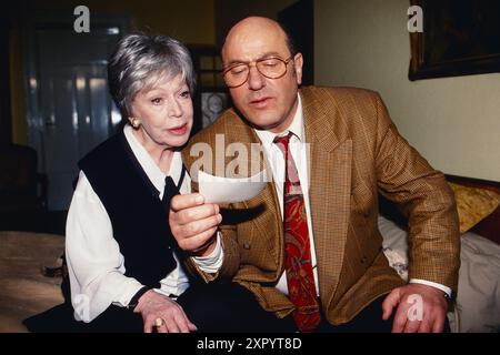 Tatort: "Tödliche Freundschaft" (Folge 310), Fernsehserie, Deutschland 1995, Regie: Herrmann Zschoche, Darsteller: Gisela Trowe, Manfred Krug Stockfoto