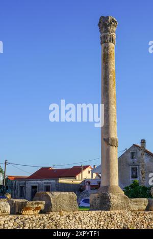 Nin, Kroatien, 24. Juli 2024: Blick auf den römischen Tempel aus dem ersten Jahrhundert in der kleinen Stadt Nin. Stockfoto