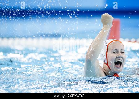 PARIS: Nina ten Broek aus den Niederlanden erzielt im Halbfinale zwischen den Niederlanden und Spanien beim Wasserpolo-Turnier bei den Olympischen Spielen. ANP REMKO DE WAAL Stockfoto