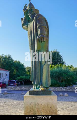 Nin, Kroatien, 24. Juli 2024: Statue von Gregor von Nin (Grgur Ninski), einem der wichtigsten Bischöfe von Nin. Stockfoto