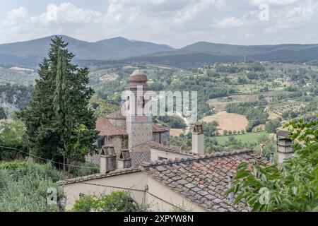 Luftbild der Stadt mit dem Glockenturm von sant Agostino und den Ziegeldächern mit Blick auf die historische Kleinstadt auf einem Hügel, die im hellen Sommerlicht nach Norden geschossen wurde Stockfoto