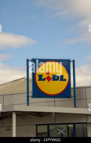 Schild mit LIDL-Logo auf dem Dach eines Lidl-Supermarktes in Dundee, Schottland, Großbritannien Stockfoto