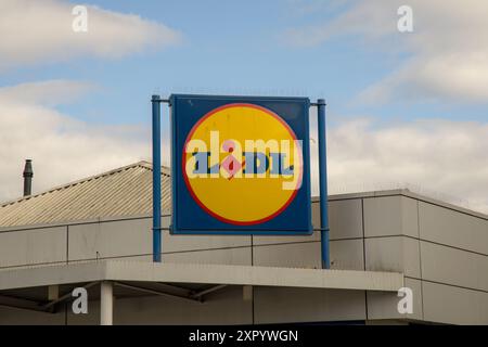 Schild mit LIDL-Logo auf dem Dach eines Lidl-Supermarktes in Dundee, Schottland, Großbritannien Stockfoto