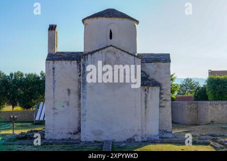 Nin, Kroatien, 24. Juli 2024: Kirche des Heiligen Kreuzes, frühchristliche Kathedrale aus dem 9. Jahrhundert. Stockfoto