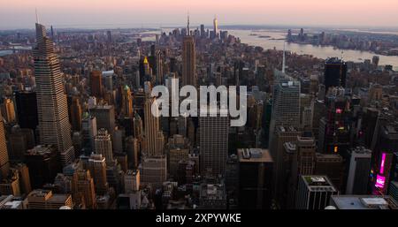 New York City Aerial Aerial City City City mit atemberaubenden Wahrzeichen Manhattans, Wolkenkratzern und Wohngebäuden am Abend. Großer Weitwinkel-Panoramablick über den Hubschrauber auf ein beliebtes Reiseziel Stockfoto