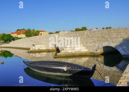 Nin, Kroatien, 24. Juli 2024: Alte Steinbrücke, die zur Altstadt von Nin führt. Stockfoto