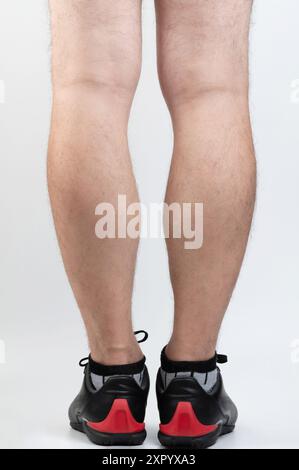 Mann Beine in schwarzen Sportschuhen Rückansicht isoliert auf Studiohintergrund Stockfoto
