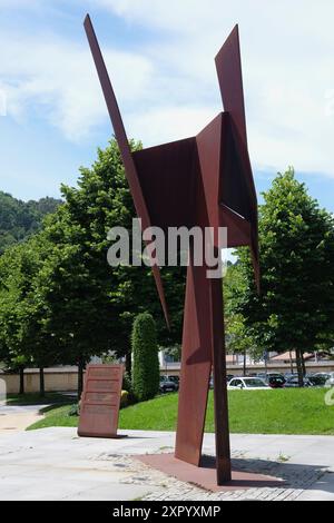 Spanien, Baskenland, Biskaya, Guernica, Skulptur Feuerquälerei von Nestor Basterretxea zum Gedenken an den Bombenanschlag Guernica am 26. April 1937 durch die Luftwaffe und die italienischen Flugzeuge der Aviazione Legionaria. Die Statue markiert den Ort, an dem die erste Bombe gelandet ist. Stockfoto