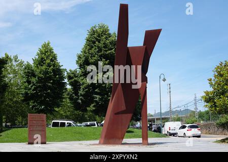 Spanien, Baskenland, Biskaya, Guernica, Skulptur Feuerquälerei von Nestor Basterretxea zum Gedenken an den Bombenanschlag Guernica am 26. April 1937 durch die Luftwaffe und die italienischen Flugzeuge der Aviazione Legionaria. Die Statue markiert den Ort, an dem die erste Bombe gelandet ist. Stockfoto