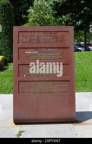 Spanien, Baskenland, Biskaya, Guernica, Skulptur Feuerquälerei von Nestor Basterretxea zum Gedenken an den Bombenanschlag Guernica am 26. April 1937 durch die Luftwaffe und die italienischen Flugzeuge der Aviazione Legionaria. Die Statue markiert den Ort, an dem die erste Bombe gelandet ist. Stockfoto