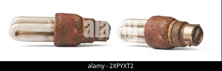 Alte, schmutzige und rostige cfl-Glühlampe isolierter weißer Hintergrund, angesammelter Schmutz, Staub und Schmutz mit korrodierter Basis und verfärbt oder trübe Stockfoto