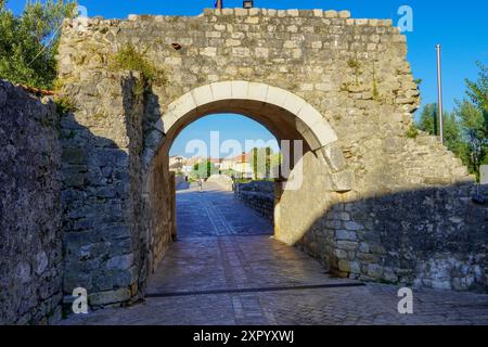 Nin, Kroatien, 24. Juli 2024: Eintritt in die Stadt Nin durch das untere Stadttor. Stockfoto