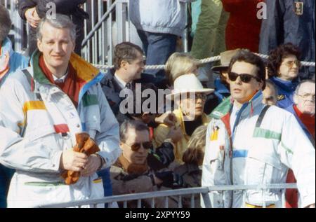 Val D'IsereArchivio StoricoOlycom/LaPresseFarah Diba (Teheran, 14 ottobre 1938) &#xe8; l'ultima imperatrice del moderno, Iran. Februar 1992. In Quanto vedova di Mohammad Reza Pahlavi, deposto sci&#xe0; di Persia. Nella Foto: Reza Pahlavi e sua madre l'Imperatrice Farah Diba in visita a Val d'IsereIn dem Foto: Reza Pahlavi und seine Mutter Kaiserin Farah Diba zu Besuch im Val d'Isere Credit: LaPresse/Alamy Live News Stockfoto