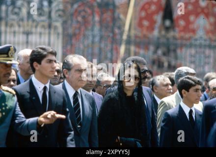 CairoArchivio StoricoOlycom/LaPresseFarah Diba (Teheran, 14 ottobre 1938) &#xe8; l'ultima imperatrice del moderno, Iran. , . In Quanto vedova di Mohammad Reza Pahlavi, deposto sci&#xe0; di Persia. Nella Foto: Funerali di Mohammad Reza Pahlavi marito dell'Imperatrice Farah Diba a CairoIn dem Foto: Beerdigung von Mohammad Reza Pahlavi, Ehemann von Kaiserin Farah Diba in Kairo Credit: LaPresse/Alamy Live News Stockfoto