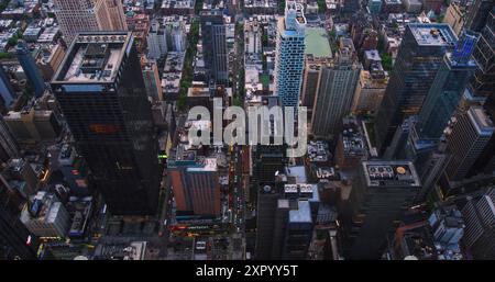 Von oben nach unten auf die Straßen von New York City mit alten Wohngebäuden im Kontrast zu modernen Wolkenkratzern und Baustellen. Geschäftige Autos im Stadtviertel, gelbe Taxis und Nutzfahrzeuge Stockfoto