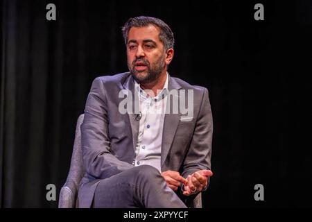 Edinburgh, Vereinigtes Königreich. August 2024: Humza Yousaf. Die All Talk-Reihe von Interviews beim diesjährigen Edinburgh Fringe Festival zeigt den Gastmoderator Matthew Stadlen, der von dem ehemaligen schottischen Ersten Minister Humza Yousaf begleitet wird. Quelle: Rich Dyson/Alamy Live News Stockfoto