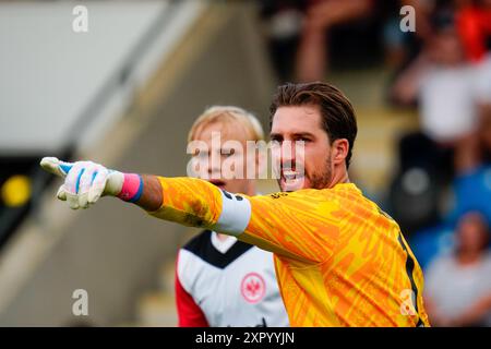 07. August 2024, Frankfurt Deutschland: Kevin Trapp, Torhüter von Eintracht Frankfurt in Aktion während eines Freundschaftsspiels gegen den FSV Frankfurt. Stockfoto